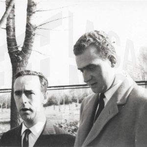 El príncipe Juan Carlos y otra persona durante la visita oficial a la fábrica de MAFE (Manufacturas Fotográficas Españolas) en Aranjuez