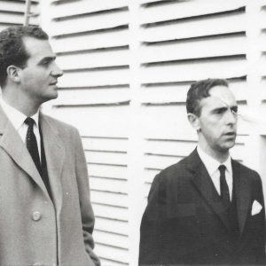 El príncipe Juan Carlos y otra persona durante la visita oficial a la fábrica de MAFE (Manufacturas Fotográficas Españolas) en Aranjuez