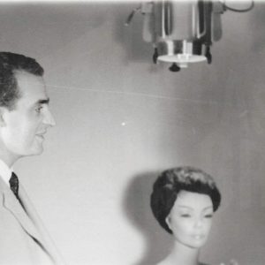 El príncipe Juan Carlos y otras personas durante la visita oficial a la fábrica de MAFE (Manufacturas Fotográficas Españolas) en Aranjuez