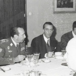 Varias personas durante la comida con motivo de la visita oficial del príncipe Juan Carlos a la fábrica de MAFE (Manufacturas Fotográficas Españolas) en Aranjuez