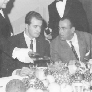 El príncipe Juan Carlos, el Alcalde de Aranjuez, Manuel García Moreno, y otras personas en la comida con motivo de la visita oficial a la fábrica de MAFE (Manufacturas Fotográficas Españolas) en Aranjuez