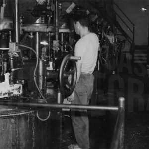 Operario manipulando maquinaria