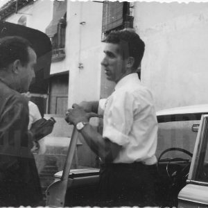 Federico Martín Bahamontes hablando con un señor en la calle