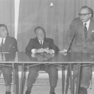 Alocución de un señor en una reunión