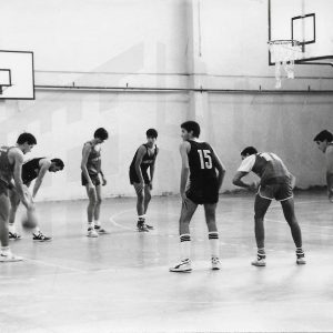 Varios jugadores durante un partido de baloncesto en Aranjuez