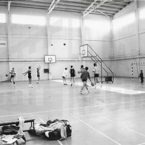 Varios jugadores durante un partido de baloncesto en Aranjuez