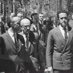 Visita del Ministro de Industria, Gregorio López-Bravo, a la factoría de MAFE (Manufacturas Fotográficas Españolas) en Aranjuez