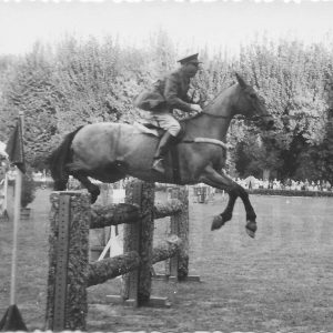 Un jinete militar durante una competición de saltos hípicos en Aranjuez