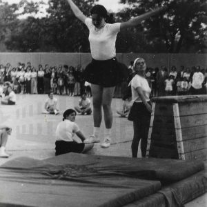 Joven gimnasta realizando un salto en el potro durante las Olimpiadas del Colegio Apóstol Santiago en Aranjuez