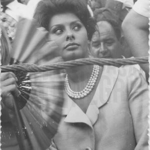 Sofía Loren abanicándose en las gradas de la Plaza de Toros de Aranjuez