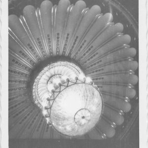 Contrapicado de una lujosa lampara de araña