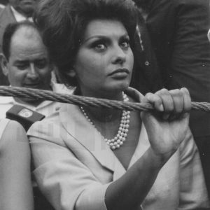 Sofía Loren en las gradas de la Plaza de Toros de Aranjuez