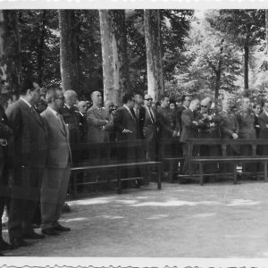 Misa con altos cargos civiles y militares en un jardín