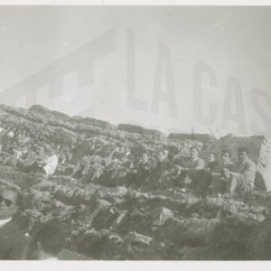 Público asistiendo a un acontecimiento desde un terraplén