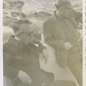 Dos personas mirando hacia un lugar