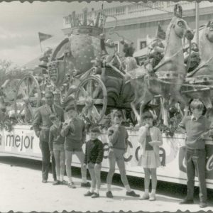 Varias personas posando delante de una carroza