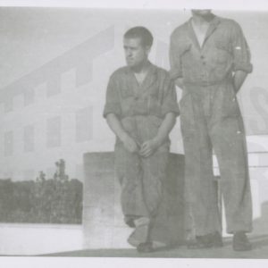 Dos hombres con ropa de trabajo