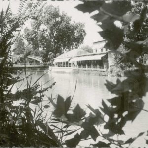 Los Salones Delicias y el Puente de Barcas en la otra orilla del río Tajo desde el Jardín del Príncipe en Aranjuez