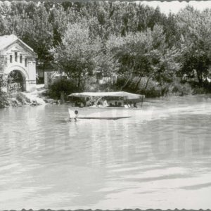 Embarcación turística surcando el río Tajo a la altura de la antigua Casa de Marinos