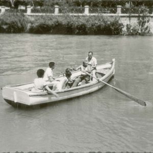 Varias personas en una barca de remos cruzando el río Tajo hacia el Jardín del Príncipe en Aranjuez