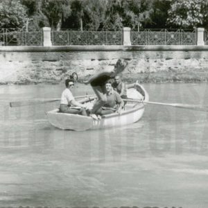 Mujer lanzándose al río Tajo desde una barca de remos