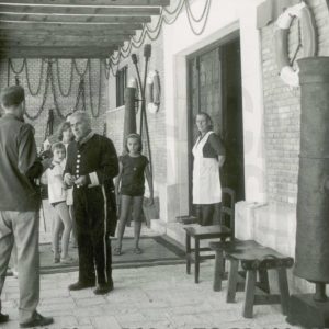 Varias personas en la entrada del Museo de Falúas Reales en el Jardín del Príncipe de Aranjuez