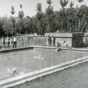 Varias personas en una piscina al aire libre