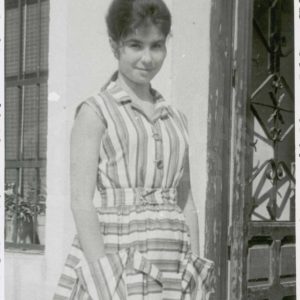 Retrato de mujer joven con vestido de verano