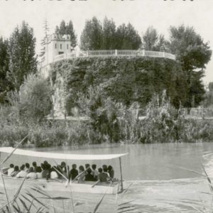 Barco turístico surcando el río Tajo a la altura de El Castillo en Aranjuez