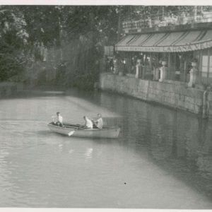 Tres hombres en una barca de remos en el río Tajo junto al Restaurante La Rana Verde