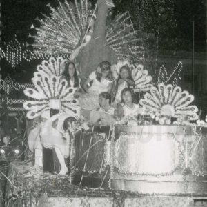 Carroza de Pavo Real con varias chicas en desfile en las Fiestas de Aranjuez