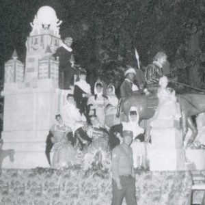 Varias personas en una carroza del monumento al Quijote en las Fiestas de Aranjuez