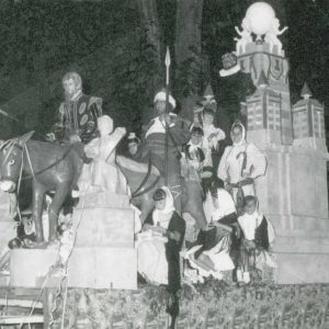 Varias personas en una carroza del monumento al Quijote en las Fiestas de Aranjuez