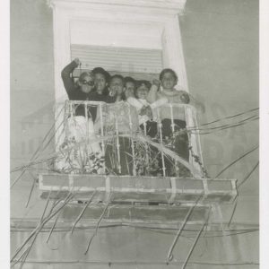 Varias personas asomadas a un balcón en Aranjuez