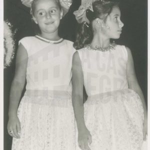 Retrato de dos niñas con tocados en la cabeza