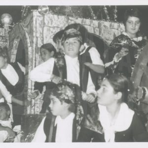 Niños y niñas disfrazados de baturros en una carroza en las  Fiestas de Aranjuez