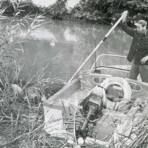 Lancha de motor varada en cañaveral en el río Tajo