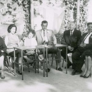 Varias personas sentadas en la terraza exterior de un bar