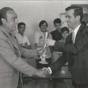 El concejal José Guardiola entrega un trofeo a un señor
