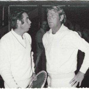 Los tenistas Manuel Santana y Lew Hoad durante una exhibición en las Fiestas de Aranjuez