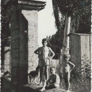 Tres niños y un perro en los Sotos Reales en Aranjuez