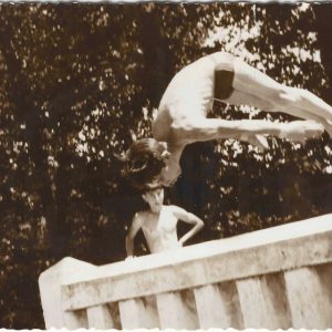 Un joven salta al agua en un caz