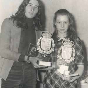 Antonio Páez y Alicia Jacoste con sus trofeos como mejores deportistas de 1974 en Aranjuez