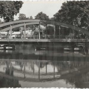 Falúa Real trasladada por carretera sobre Puente de Barcas en Aranjuez