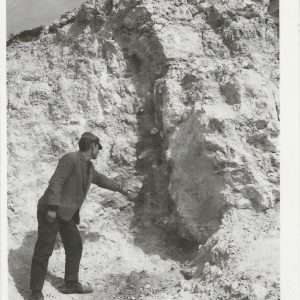 Persona señalando una zona de terreno