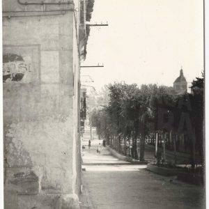Esquina de la Calle Ramón y Cajal (actualmente Calle Abastos) en Aranjuez. Cúpula de la Iglesia de Alpajés al fondo