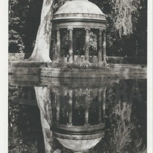 Templete Chinesco con su reflejo en el agua en el Jardín del Príncipe en Aranjuez