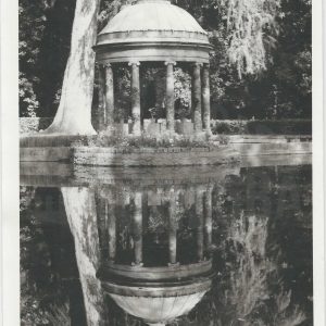 Templete Chinesco con su reflejo en el agua en el Jardín del Príncipe en Aranjuez