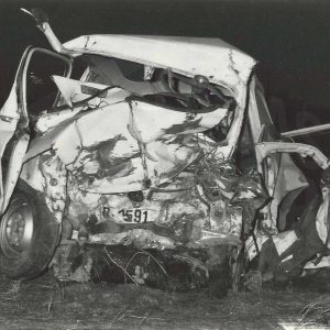 Automóvil accidentado fuera de la calzada