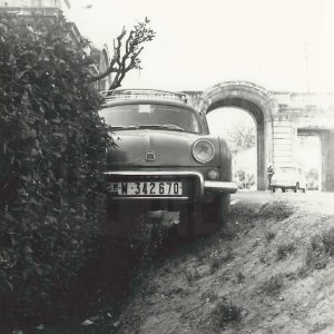 Automóvil accidentado en el arcén de la Carrera de Andalucía en la Plaza de San Antonio en Aranjuez